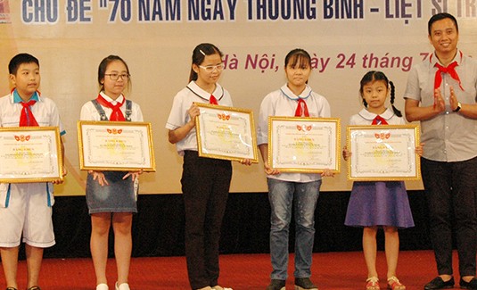 Trao giải cuộc thi '70 năm ngày Thương binh - Liệt sĩ trên con tem Bưu chính'