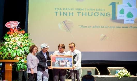 500 triệu từ tiền bán sách “Tình thương”  trao cho Quỹ “Vì Trường Sa thân yêu”