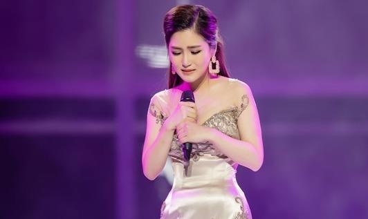 Hương Tràm lấy trọn trái tim hàng ngàn khán giả trong Live show đầu đời 