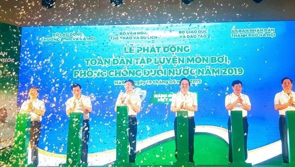 Hơn 5.000 người tham gia phát động toàn dân tập luyện môn bơi, phòng chống đuối nước