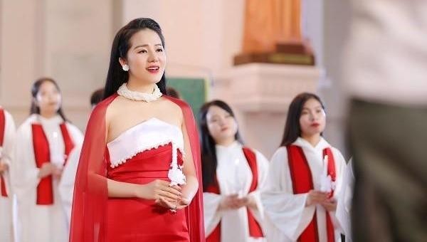 Phạm Thuỳ Dung “Ave Maria” đón chào Giáng sinh