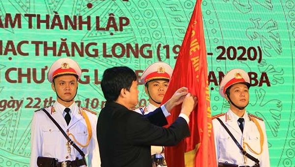 Nhà hát Ca múa nhạc Thăng Long đón Huân chương Lao động hạng Ba