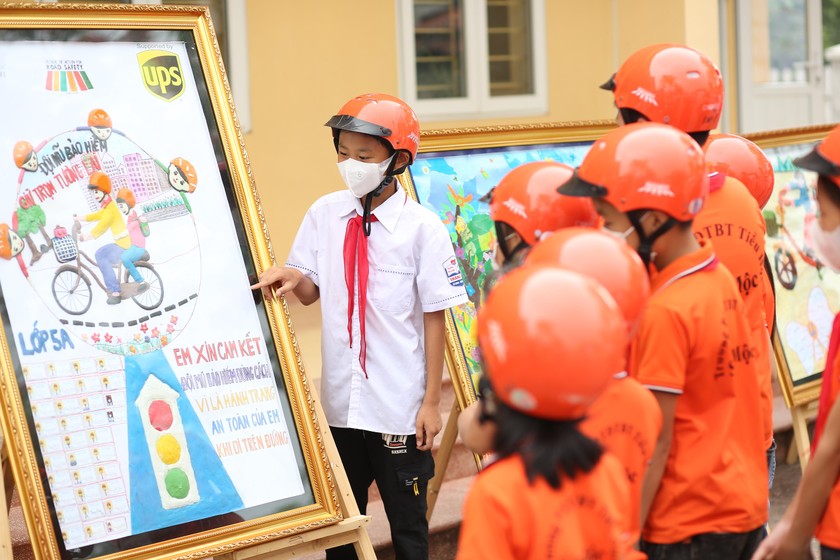 Học sinh tham gia vẽ tranh “Đội mũ bảo hiểm đúng cách”