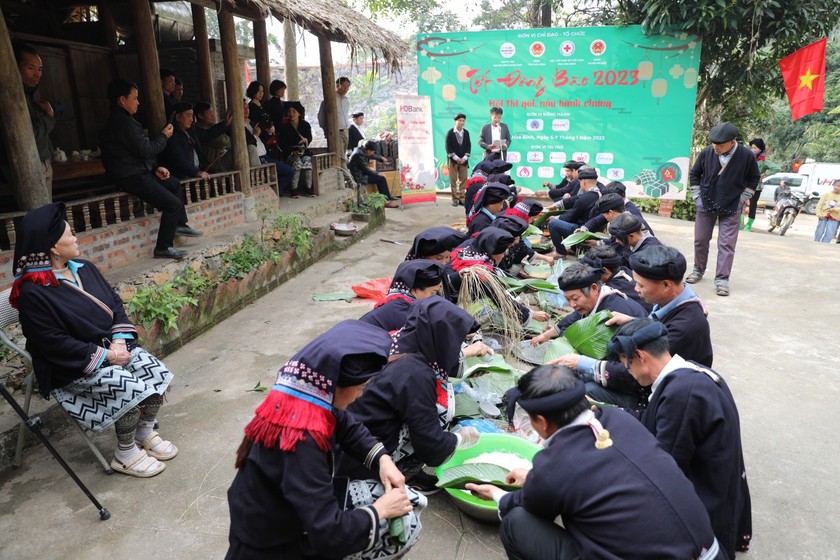 Cuộc thi gói bánh chưng truyền thống.