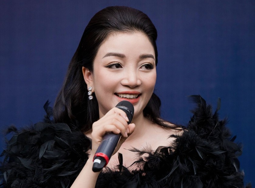 Ca sĩ Phạm Thu Hà thả hồn trong “Live studio session”