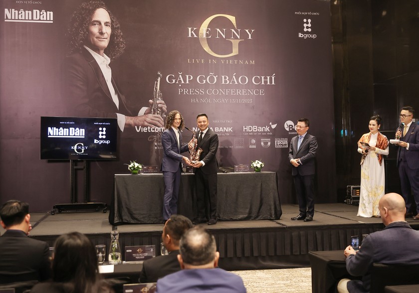 Nghệ sĩ Kenny G sẽ tặng cây kèn alto saxophone bán đấu giá gây quỹ thiện nguyện (Ảnh: Hòa Nguyễn).