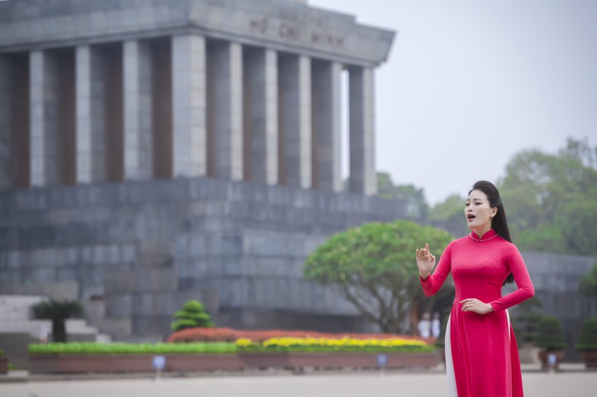 Bằng âm nhạc, Sao Mai Huyền Trang kể câu chuyện tình cảm trong sáng nhưng đầy lãng mạn của Bác khiến bất cứ ai được nghe cũng đều thêm phần cảm phục và trân trọng Bác Hồ (ảnh HT).