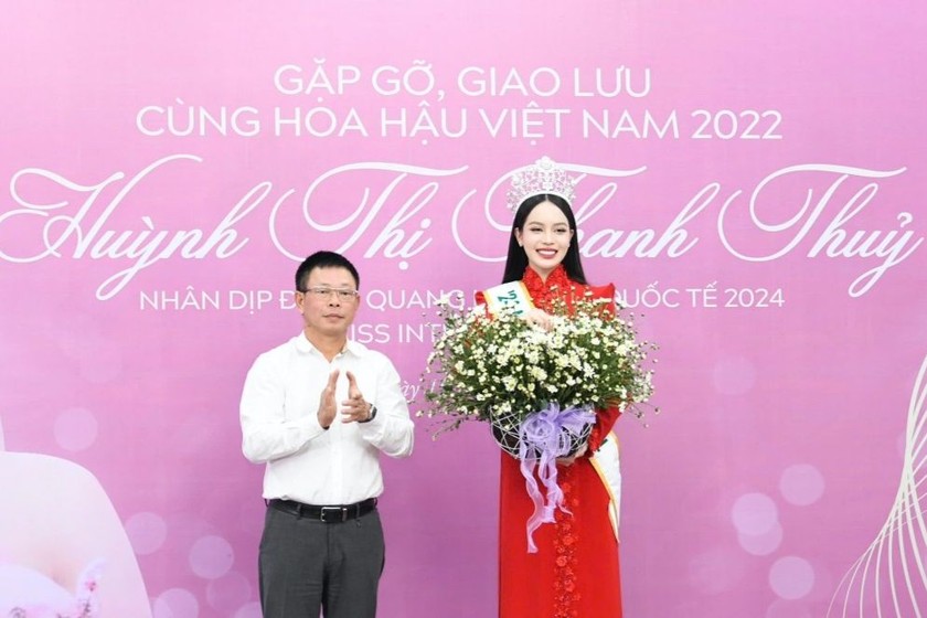 Ông Phùng Công Sưởng - Tổng Biên tập báo Tiền Phong tặng hoa Hoa hậu Quốc tế 2024 Thanh Thủy (ảnh BTC).