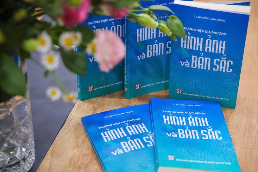 Cuốn sách “Thương hiệu địa phương: Hình ảnh và bản sắc góp phần thu hút du lịch và môi trường văn hóa, kinh tế phát triển (ảnh T.T)