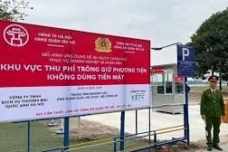 Trông giữ xe không dùng tiền mặt tại Phủ Tây Hồ (ảnh Hương Nguyễn).