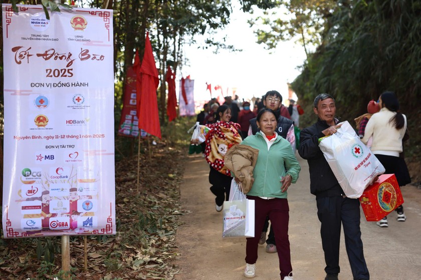 Người dân huyện Nguyên Bình (Cao Bằng) phấn khởi đón nhận các suất quà "Tết đồng bào" (Ảnh: BTC).