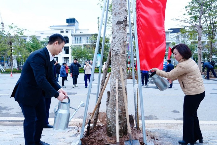 Bí thư Quận ủy Tây Hồ tại lễ phát động phong trào Tết trồng cây Xuân Ất Tỵ 2025 (ảnh P.V).