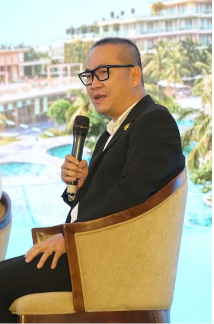 PGS.TS. Phạm Hồng Long, Trưởng Khoa Du Lịch - Trường Đại học Khoa học Xã hội và Nhân văn trao đổi tại buổi tọa đàm. (Ảnh: BTC)