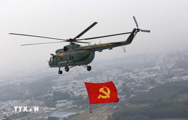Một máy bay trực thăng Mi-8 bay trên bầu trời thành phố Biên Hòa tham gia tập luyện cho Lễ kỷ niệm 50 năm thống nhất đất nước (ảnh Sĩ Tuyên).