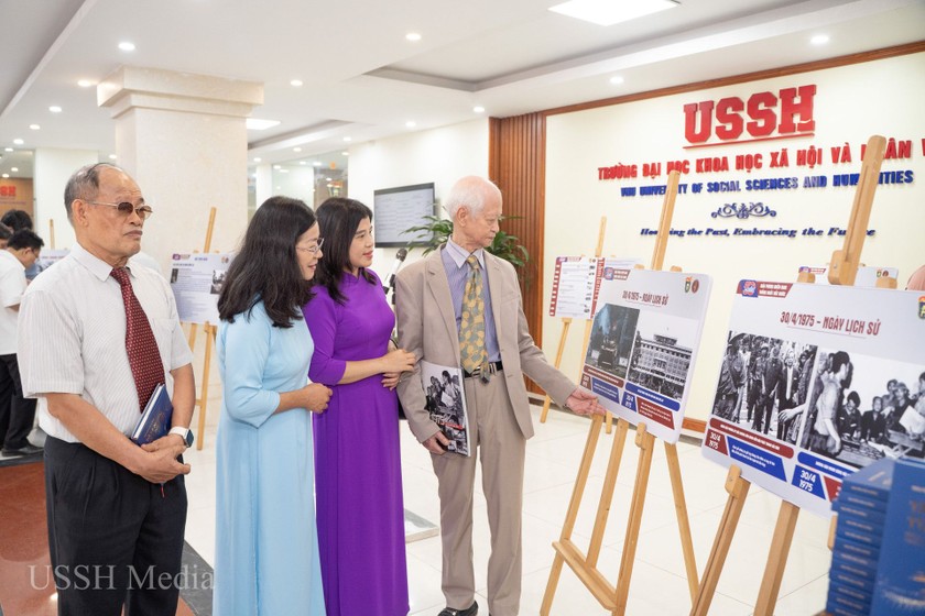 Các đại biểu tại cuộc triển lãm kỷ niệm “50 năm ngày Giải phóng miền Nam, thống nhất đất nước” (Ảnh: USSH). 