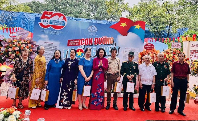 Phó Chủ tịch UBND TP Hà Nội Vũ Thu Hà tặng hoa tri ân những người có công với đất nước. (Ảnh T.D)