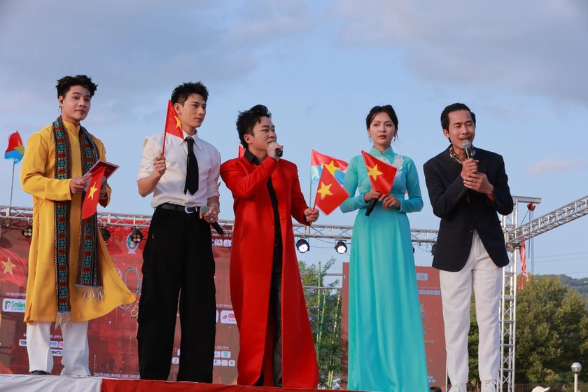 Các nghệ sĩ cùng hát Quốc ca tại Festival “Trái tim Việt Nam - 50 năm hòa chung một nhịp”. (ảnh BTC)