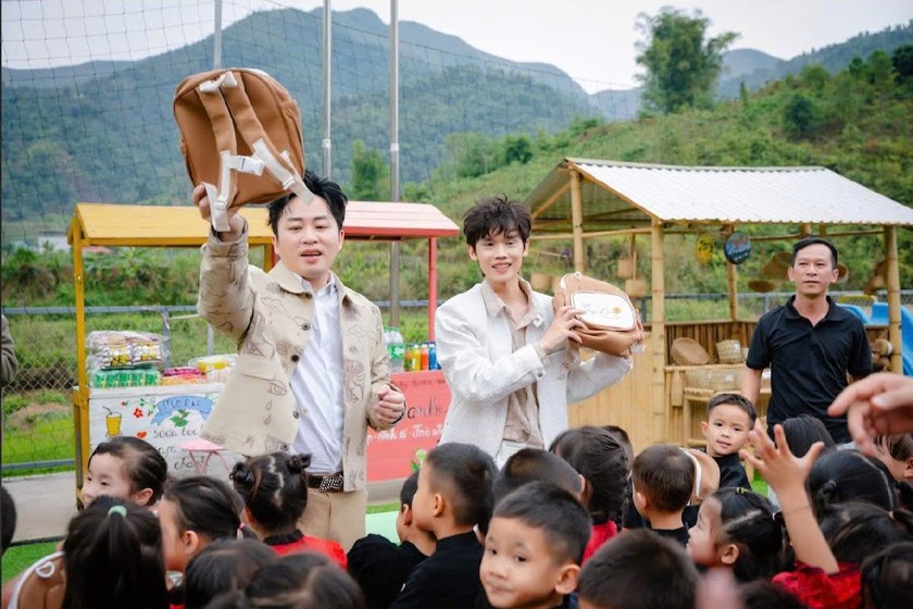 Ca sĩ Tùng Dương nhắn nhủ: "Cuộc đời của mình hãy tự vẽ giấc mơ" (ảnh H.S)