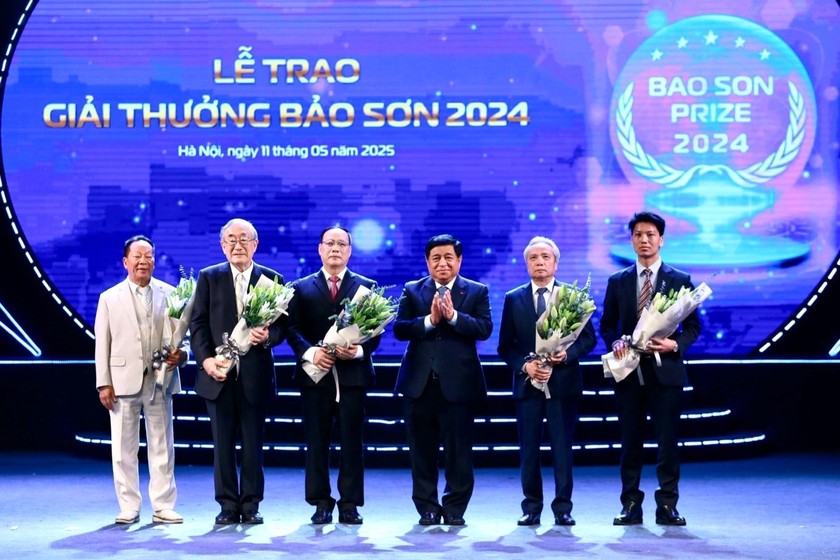 Phó Thủ tướng Nguyễn Chí Dũng trao Giải thưởng Bảo Sơn 2024 cho 4 nhà khoa học. Ảnh: Thành Nguyễn