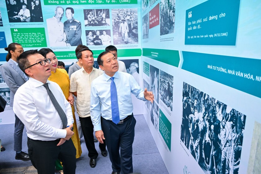 Tổng Biên tập Báo Nhân Dân Lê Quốc Minh và các đại biểu tại triển lãm ảnh“Rạng rỡ tên Người” (ảnh PVND).