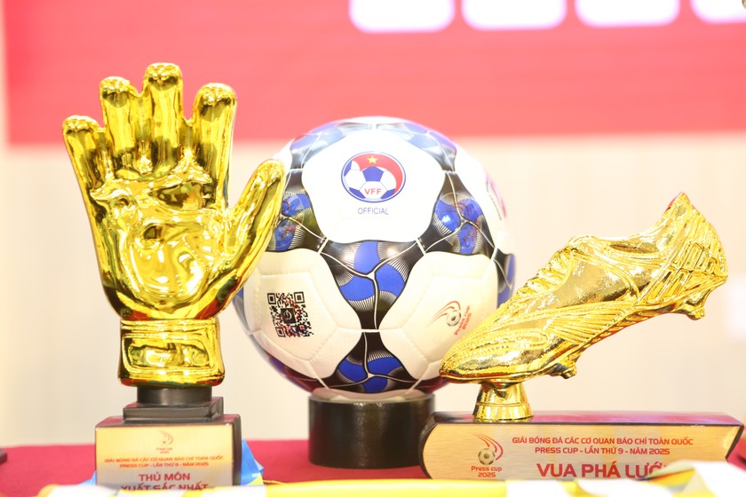 Cup và phần thưởng của Giải bóng đá các cơ quan báo chí toàn quốc Press Cup 2025. (ảnh BTC)