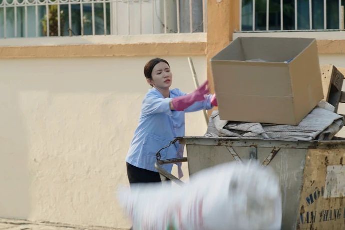“Dịu dàng màu nắng” kể về cuộc sống đầy sắc màu của những công nhân (ảnh trong phim).