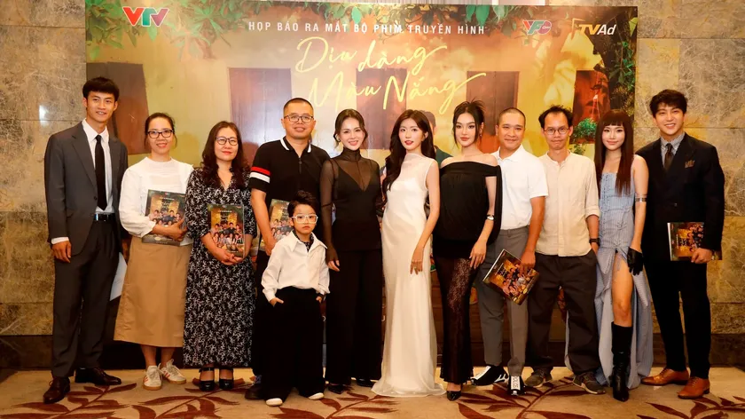 Đoàn làm phim &quot;Dịu dàng màu nắng&quot; tại buổi hợp báo (ảnh VFC).