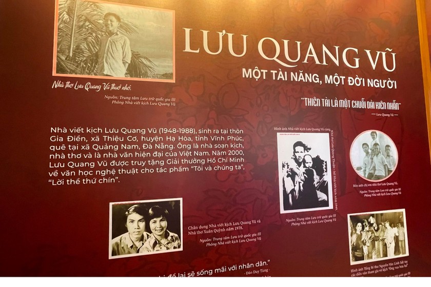 Thông tin, hình ảnh, tài liệu về nhà viết kịch Lưu Quang Vũ tại triển lãm. (ảnh T.D)