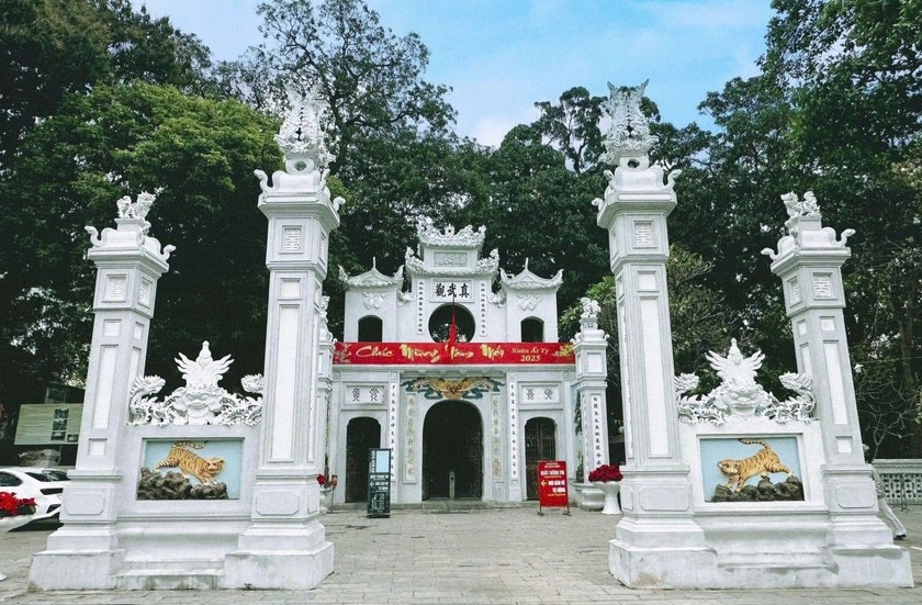 Tour đêm “Tiếng chuông Trấn Vũ” do Ban Quản lý di tích quốc gia đặc biệt Đền Quán Thánh phối hợp với các nhà nghiên cứu, đơn vị lữ hành xây dựng (Ảnh: BTC)