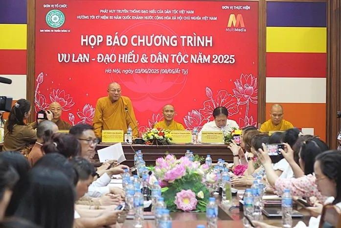 Hòa thượng Thích Gia Quang, Phó Chủ tịch Hội đồng Trị sự, Trưởng Ban Thông tin và Truyền thông Trung ương Giáo hội Phật giáo Việt Nam tại cuộc họp báo (ảnh P.V)