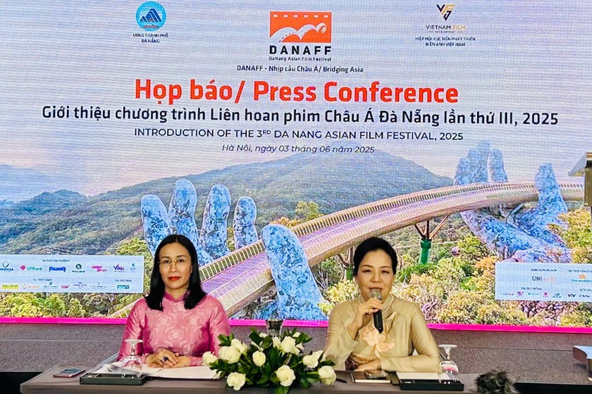 TS Ngô Phương Lan, Chủ tịch Hiệp hội Xúc tiến Phát triển Điện ảnh Việt Nam thông tin về "Liên hoan phim châu Á - Đà Nẵng lần thứ 3" (ảnh T. Dương).