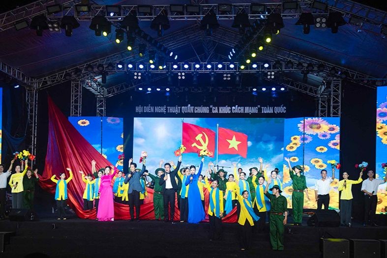 Phần thi của đoàn nghệ thuật An Giang (ảnh Thanh Hùng).