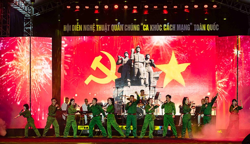 Phần thi của đoàn nghệ thuật Quảng Ninh (ảnh Thanh Hùng)