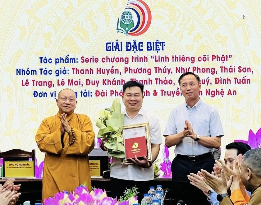 Hòa thượng Thích Gia Quang - Trưởng Ban Tổ chức, và ông Vũ Hoài Bắc - Trưởng Ban Tôn giáo Chính phủ trao giải Đặc biệt cho đại diện nhóm tác giả Đài Truyền hình Nghệ An (Ảnh: Thùy Dương).