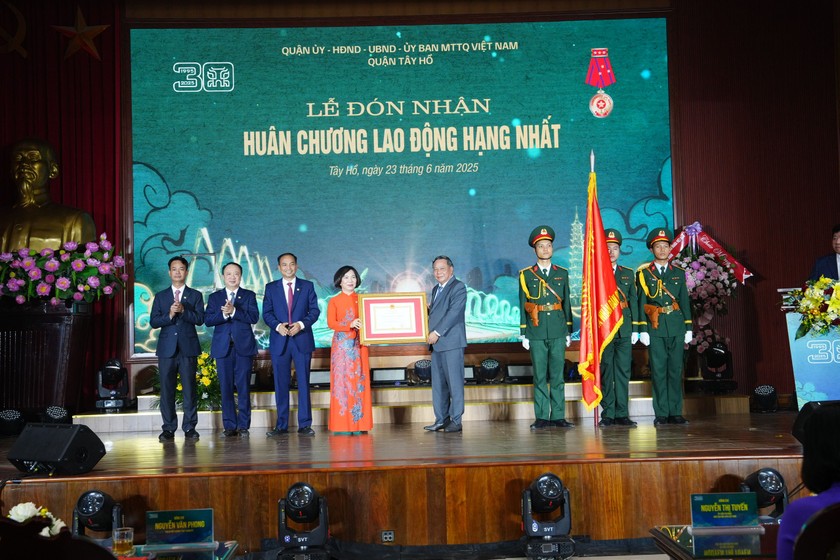 Thừa ủy quyền của Chủ tịch nước, Phó bí thư Thường trực Thành ủy Nguyễn Văn Phong đã trao Huân chương Lao động Hạng Nhất (lần thứ hai) cho Đảng bộ, chính quyền và nhân dân quận Tây Hồ (Ảnh: T.H)