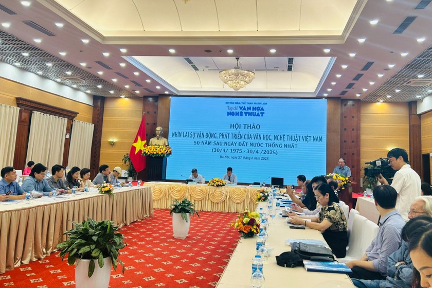 Quang cảnh hội thảo khoa học “Nhìn lại sự vận động, phát triển của văn học, nghệ thuật Việt Nam 50 năm sau ngày đất nước thống nhất (30/4/1975-30/4/2025)” (ảnh T.D)