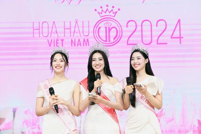 Top 3 Hoa hậu Việt Nam 2024 cùng hát "Việt Nam trong tôi" (ảnh Trọng Tài).