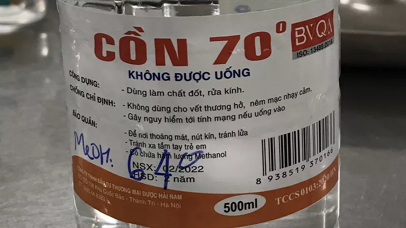 Chai cồn bệnh nhân đã uống nhầm. Ảnh: BVCC