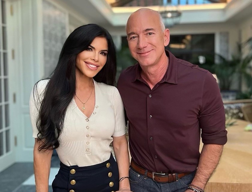 Tỷ phú Jeff Bezos cùng bạn gái Lauren Sanchez tại nhà riêng ở thủ đô Washington ngày 13/11.