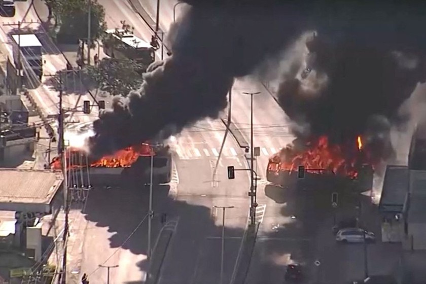 Các băng nhóm tội phạm đã đốt hơn 30 xe buýt ở thành phố Rio de Janeiro, Brazil, vào ngày 23/10. Ảnh: Reuters.