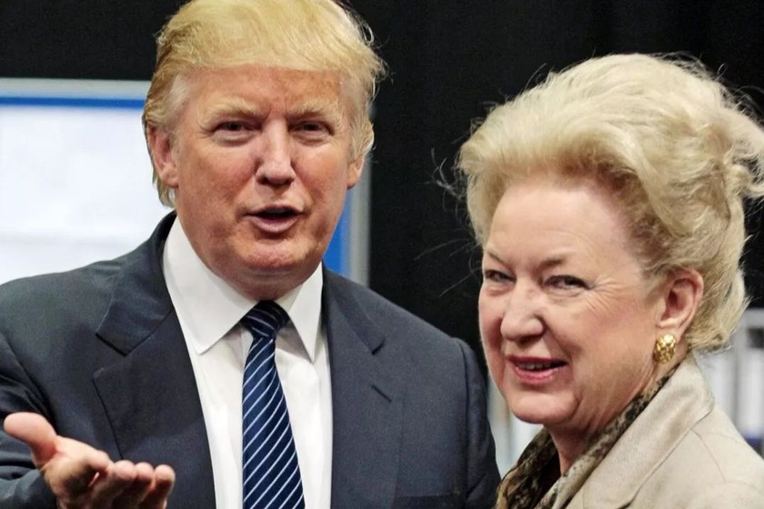 Maryanne Trump Barry đứng cạnh em trai Donald Trump năm 2008. Ảnh: Reuters.