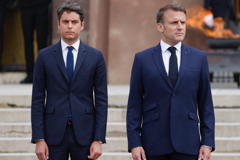 Tổng thống Pháp Emmanuel Macron (phải) và Thủ tướng Pháp Gabriel Attal. Ảnh: Ludovic MARIN / AFP.