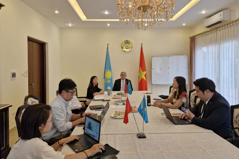 Ngài Kanat Tumysh, Đại sứ đặc mệnh toàn quyền Cộng hoà Kazakhstan tại Việt Nam đã chủ trì buổi họp báo.