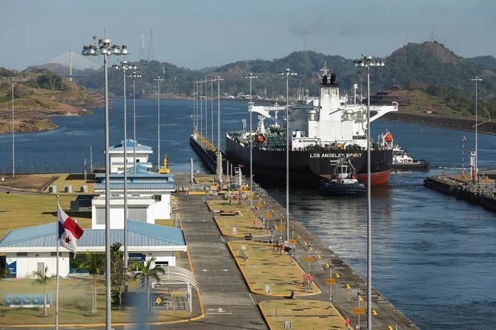 Tàu chở dầu thô đi qua kênh đào Panama. Ảnh: Reuters.