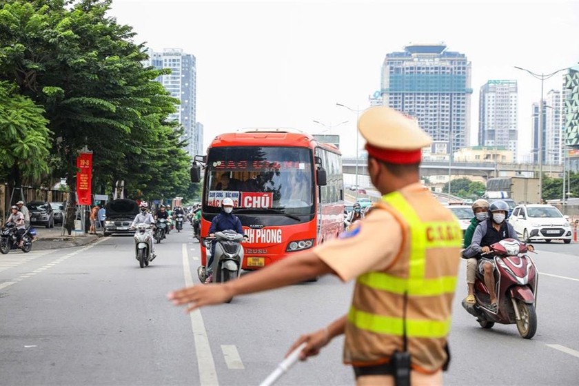 Cảnh sát giao thông đang thi hành công vụ. Ảnh: CA.