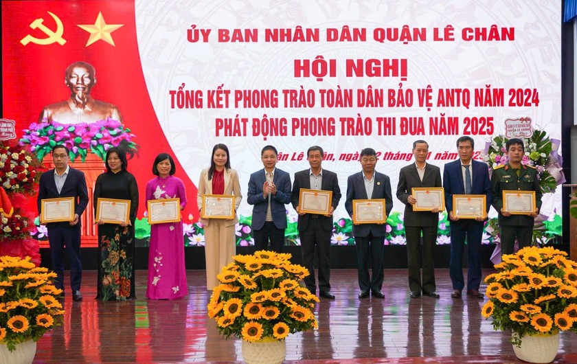 Ban chỉ đạo 779 khen thưởng các tổ chức, cá nhân có thành tích xuất sắc.