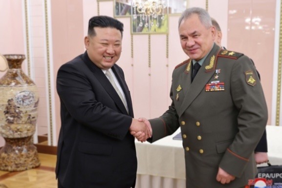 Thư ký Hội đồng An ninh Nga Sergey Shoigu và nhà lãnh đạo Kim Jong Un.