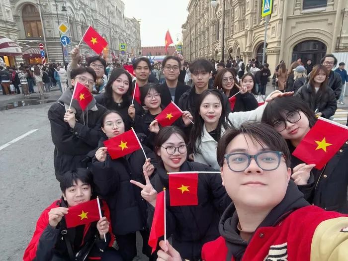 Hôm 3/5, nhóm du học sinh của Ngọc Anh có mặt từ sớm gần Quảng trường Đỏ, hát vang các ca khúc giữa dòng người Nga và Việt. Ảnh: NVCC.