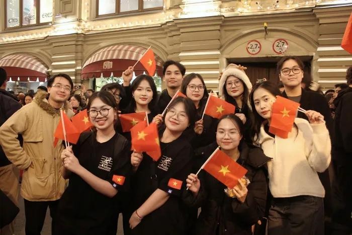 Đức Tùng (ngoài cùng, bên trái) không giấu được xúc động khi thấy đoàn Quân đội nhân dân Việt Nam tiến qua. Ảnh: NVCC.