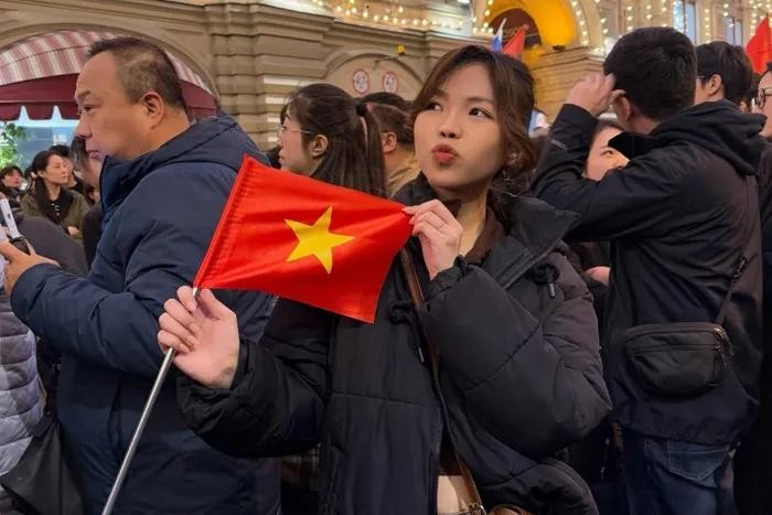 Phương Nguyễn cùng nhóm bạn học hát các ca khúc tiếng Nga để cổ vũ văn minh, hài hòa trong không khí kỷ niệm trọng đại của nước bạn. Ảnh: NVCC.